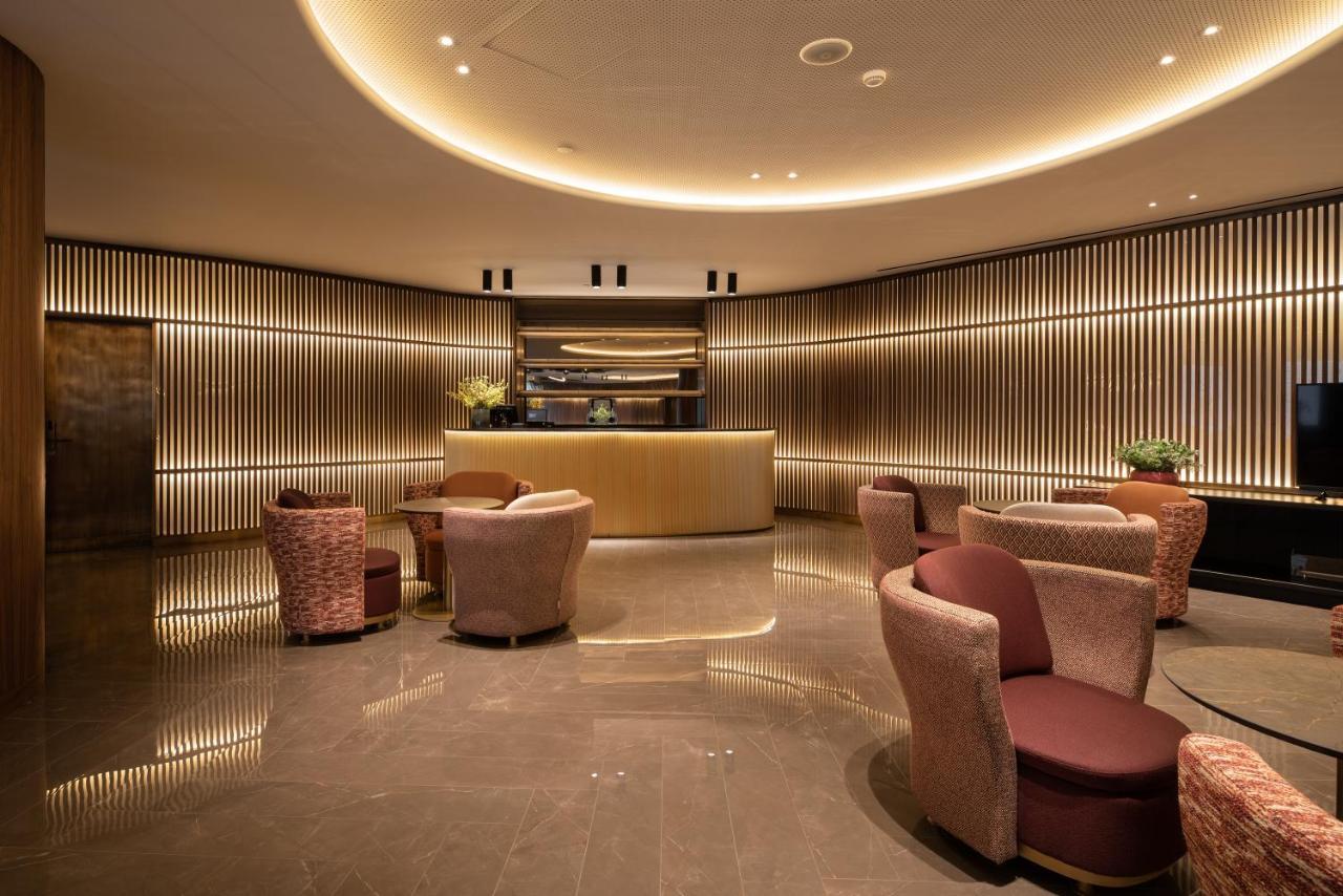 ホテル Eurostars Aliados ポルト エクステリア 写真 The lounge at Hong Kong International Airport