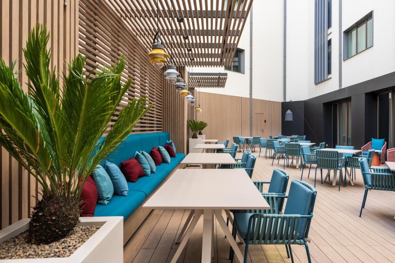 ホテル Eurostars Aliados ポルト エクステリア 写真 The courtyard at the new building