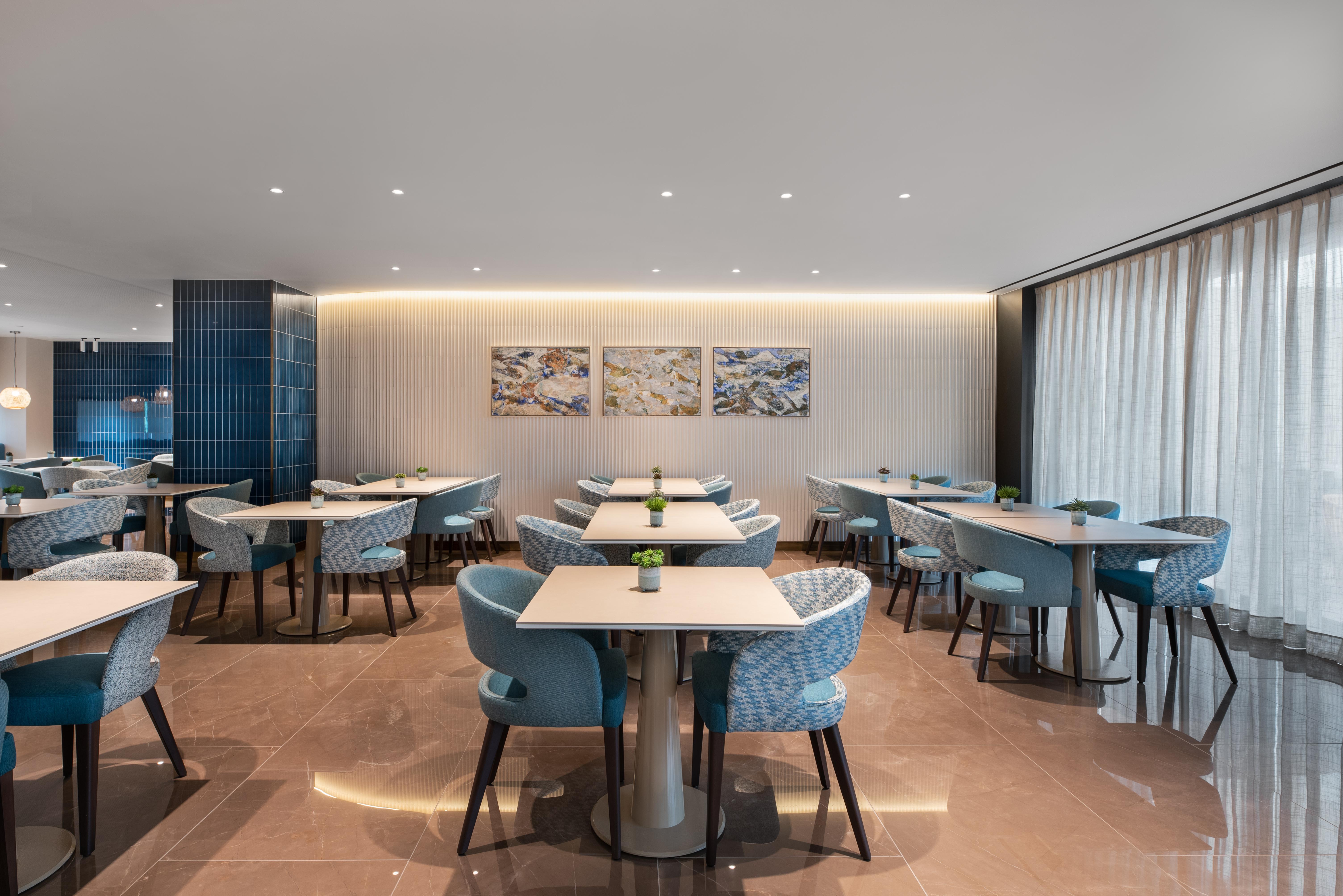 ホテル Eurostars Aliados ポルト エクステリア 写真 The lounge at the airport